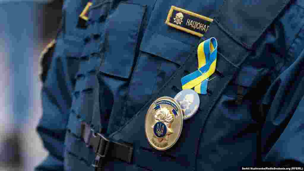 Policët në Kiev vendosën fjongo me ngjyrë të kaltër dhe të verdhë, që janë ngjyrat e flamurit kombëtar ukrainas.