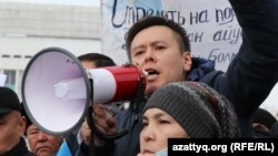 Жанболат Мамай 13 ақпандағы митингіде сөз сөйлеп тұр.