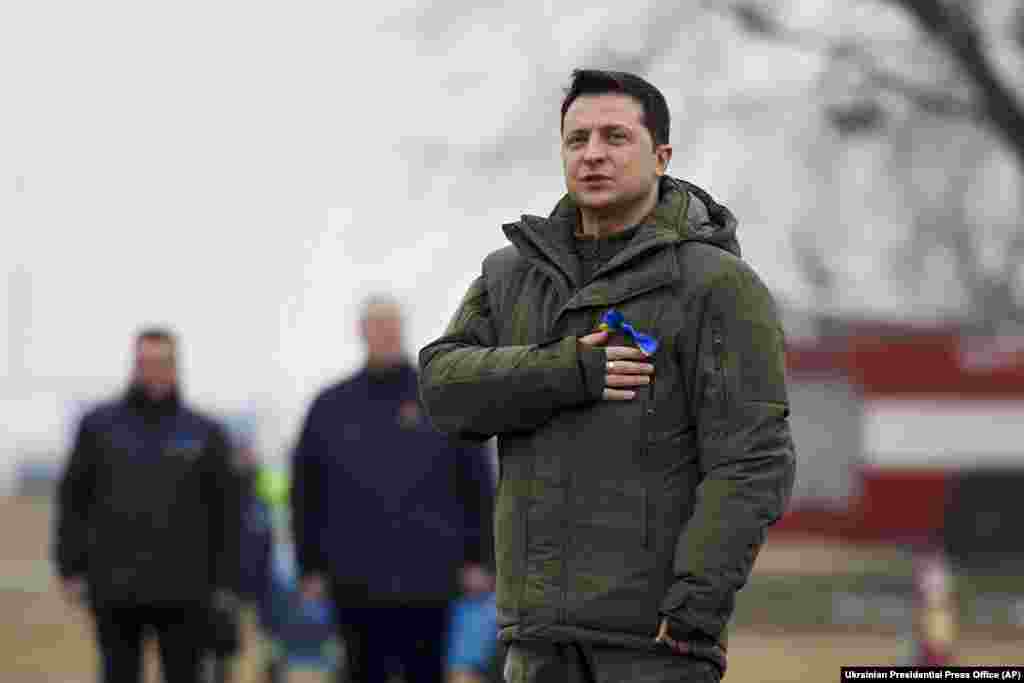 Presidenti ukrainas, Volodymyr Zelenskiy duke kënduar himnin kombëtar ukrainas, teksa mori pjesë në një ngjarje në periferi të Kievit për nder të Ditës së Unitetit. Më pas ia udhëtojë në Rivne dhe në rajonet e Doneskut. Zelenskiy i inkurajoi ukrainasit që “të vendosin flamujt kombëtarë, të vendosin fjongo me ngjyrë të kaltër dhe të verdhë, për t’i treguar gjithë botës unitetin tonë”. 