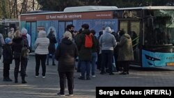 În timp ce unii fac coadă la vaccinare, alții își falsifică certificatele