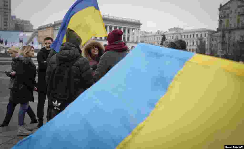 Qytetarët në kryeqytetin ukrainas, Kiev duke shënuar Ditën e Unitetit. 