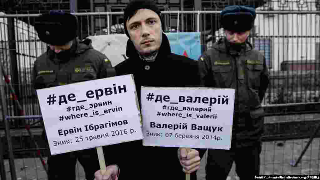 «Мы должны показать, что мы о них не забыли. Возможно, это последняя надежда родных, что постоянное напоминание о пропавших не позволит власти (крымской власти) просто делать вид, что ничего не произошло », – прокомментировал Рустем, крымскотатарский активист 