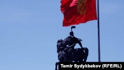 Бішкектегі Манас батыр ескерткіші мен Қырғыз Республикасының туы.