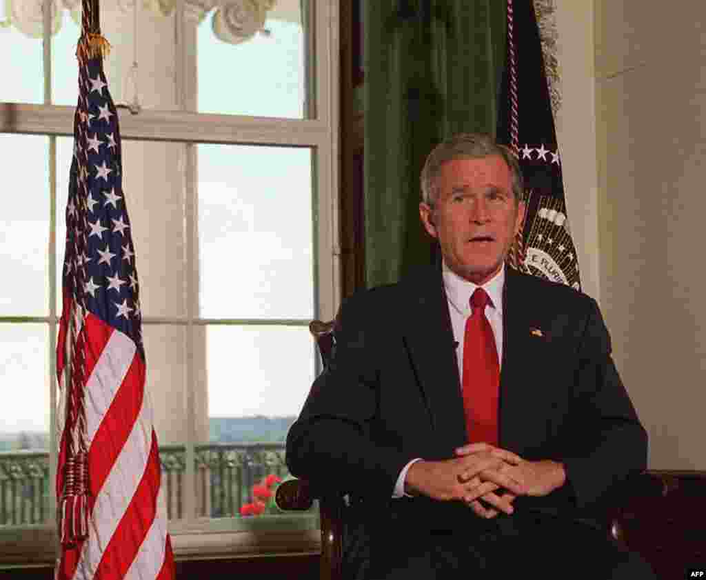 Néhány nappal később George W. Bush amerikai elnök engedélyezi az erő alkalmazását az Egyesült Államok elleni szeptember 11-i – úgynevezett 9/11-es – terrortámadások felelősei ellen