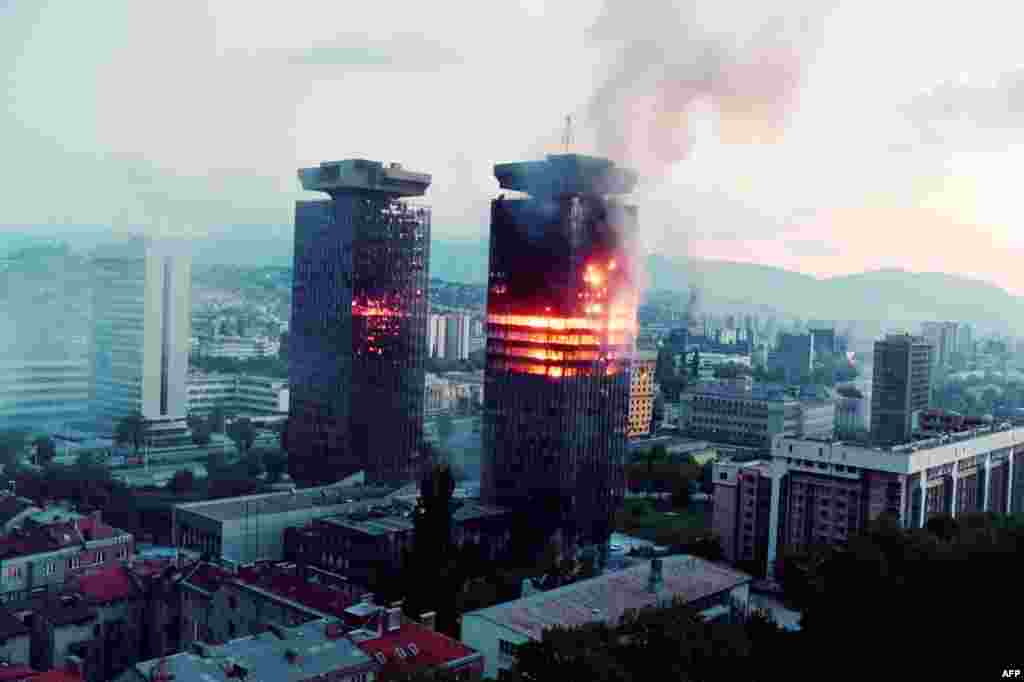 8 июня 1992 года. Горят здания-близнецы в центре Сараева у "Аллеи снайперов". Названные Momo и Uzeir в честь популярного комедийного сербско-боснийского дуэта, здания были сильно повреждены, но остались стоять как символ сопротивления. 