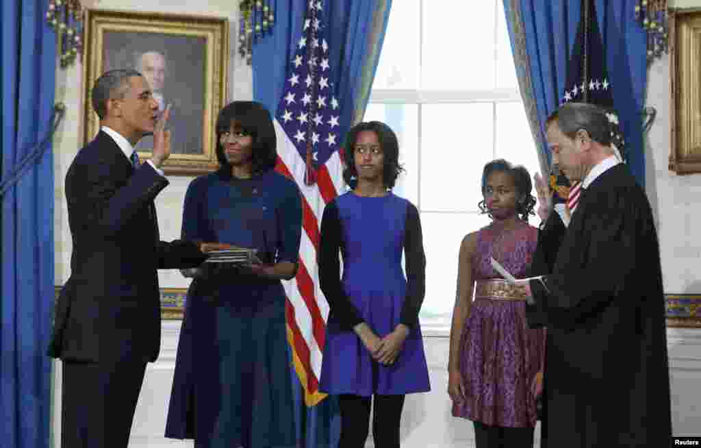 Američki predsjednik Barack Obama položio je zakletvu za drugi mandat, na privatnoj ceremoniji u Bijeloj kući, pred sudijom Vrhovnog suda Johnom Robertsom, Washington, 20. januar 2013. Foto: Reuters / Larry Downing