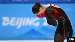 A doppingbotrányba keveredő 15 éves Kamila Valijeva a pekingi téli olimpián 2022. február 17-én. Ő sem indulhat a márciusi világbajnokságon