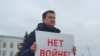 Lokalni poslanik iz Pskova Nikolaj Kuzmin samo je jedan među sve većim brojem ljudi širom Rusije koji su se ogriješili o nove zakone koji kriminaliziraju gotovo svaku kritiku rata u Ukrajini. Pskov sa transparentom "Ne ratu" 24. februar 2022. 