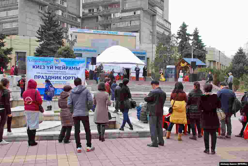 «Киіз үй мейрамы» фестивалінің салтанатты ашылуын музыканттардың өтініші бойынша екі сағат бұрын бастады. Олар таңертеңнен осында шараның ашылуын күтіп тоңып қалғандарын айтқан.