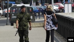 Vojnik Kfora na mostu u Mitrovici, avgust 2010