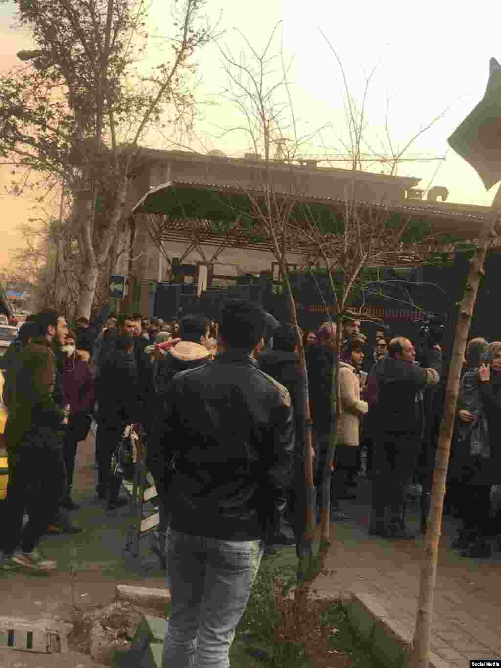 Protestatari se adună în fața Universității Amir Kabir din Teheran, pe 11 ianuarie.