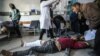 Palestinezët duke marrë ndihmë mjekësore në një spital në veri të Gazës, pasi ushtarëve izraelitë dyshohet se kanë shtënë me armë zjarri ndaj një turme që ka qenë në pritje për të marrë ndihmë humanitare.