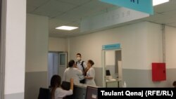 Spitali në Deçan, ku po trajtohen pacientët e helmuar. 