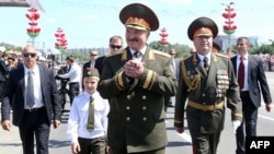 Лукашенко на военном параде в Минске