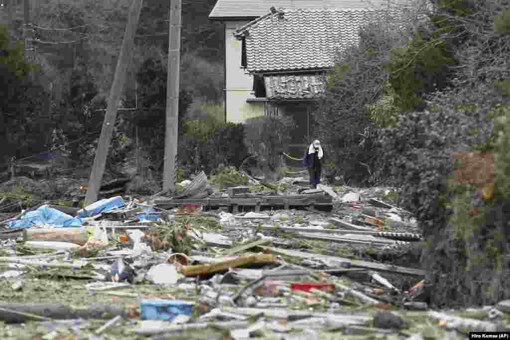 Kunio Shiga ecën pranë shtëpisë së tij në Minami Soma, në qarkun e Fukushimës më 8 prill, 2011. Kjo zonë u evakuua dhe u vendos një perimetër prej 20 kilometrash përreth centralit, ku banorët nuk mund të hynin. Ky burrë 75-vjeçar, mbeti i vetëm në këtë vend, ku kishte edhe shtëpinë e tij, pas tërmetit dhe cunamit që goditi Japoninë në mars të vitit 2011.&nbsp; &nbsp;