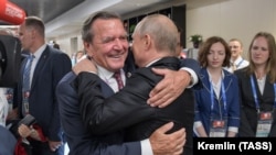Gerhard Šreder i Vladimir Putin u junu 2018. u Moskvi 