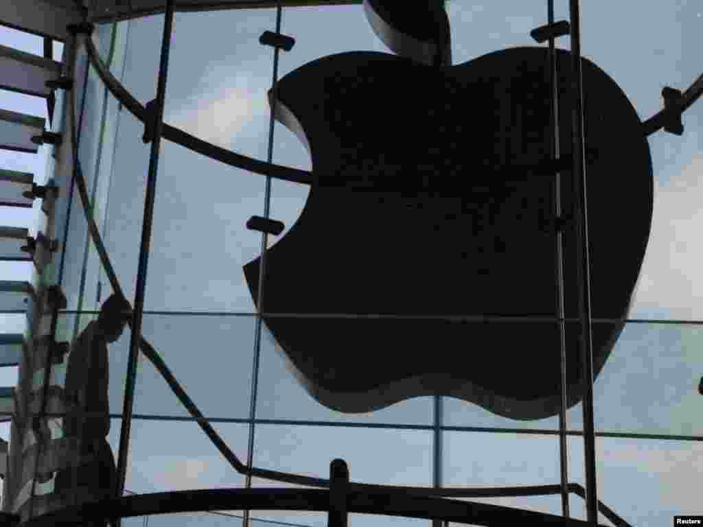 Логотип Apple - надкусанное яблоко - потушен в фирменном магазине кампании в Гонгконге.