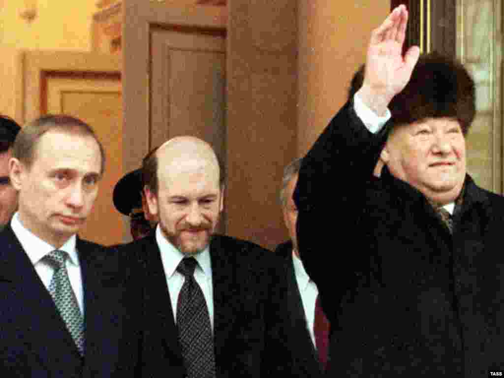 1999-cu ilin 31 dekabrı. Hakimiyyəti Putinə ötürən Yeltsin artıq vidalaşır.