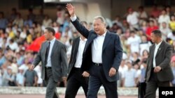 Saýlawlara iki gün galanda, prezident Kurmanbek Bakiýew Bişkekdäki stadionda tarapdarlarynyň öňüne çykdy.