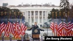 Donald Trump le-a vorbit susținătorilor în fața Casei Albe înainte de declanșarea violențelor de la Capitoliu, 6 ianuarie 2020