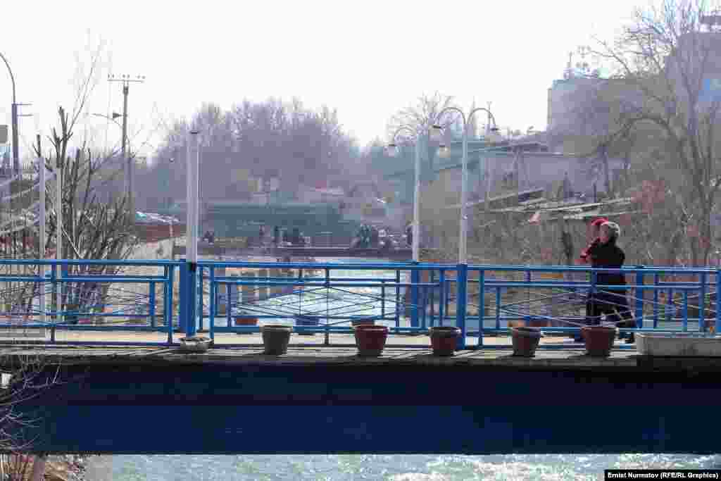 Кичи көпүрөлөр борбордук базардын, Навои паркынын, Келечек жана Токтогул парктарынын тушунда жайгашкан.