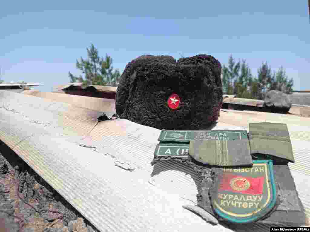Военная форма. Село Максат. 2 мая 2021 г. Согласно данным МЧС Кыргызстана, в результате обстрелов в селе Максат пострадало 11 жилых домов. 