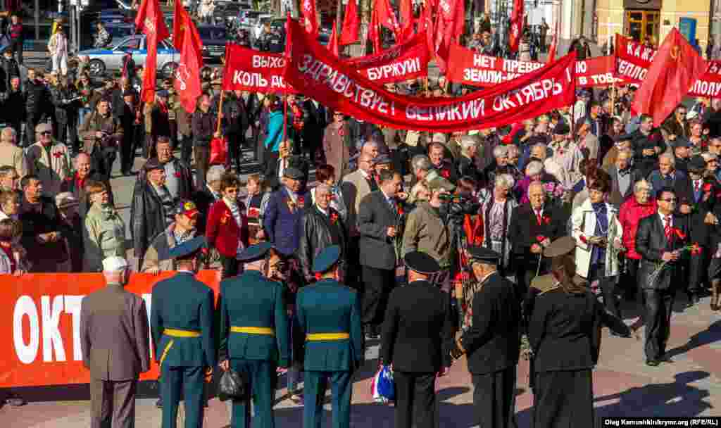 Участники шествия прибыли на площадь Ленина в Симферополе