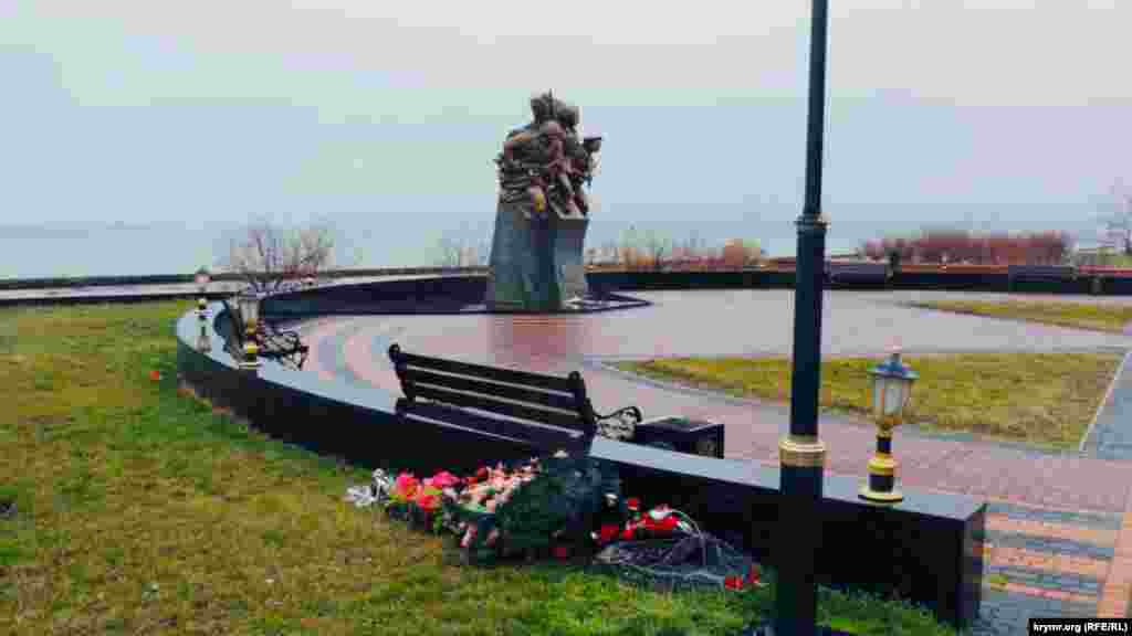 Памятник воинам-десантникам расположен на городской набережной, возле памятника часто проводят массовые мероприятия и возложения цветов. Траурные венки позднее выбрасывают прямо на газон, за спины отдыхающих на лавочке керчан