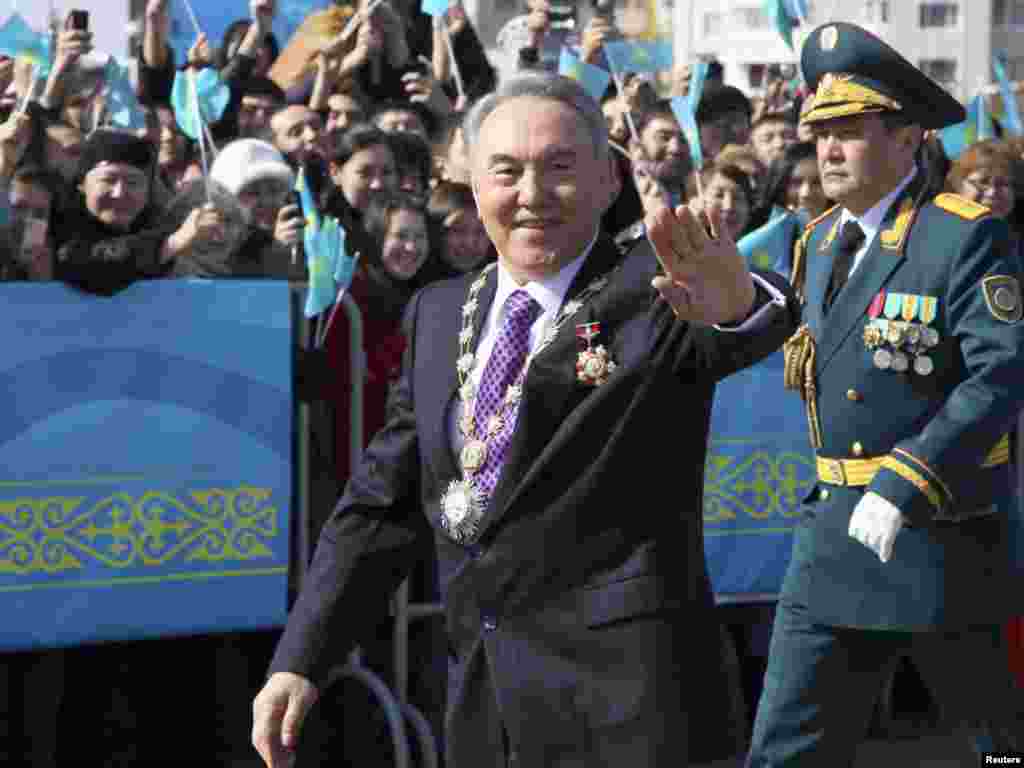 Қазақстанда 2011 жылы 3 сәуірде өткен тағы бір кезектен тыс президент сайлауында Нұрсұлтан Назарбаевтың 95,55 пайыз дауыспен жеңіске жеткені ресми хабарланды. Бес күннен кейін, 8 сәуірде ұлықтау рәсімі ұйымдастырылды. Төртінші инаугурация өткен Астанадағы Тәуелсіздік сарайына Назарбаев арнайы күзеті бар кортежбен келді. Ол жүріп өткен жолдың бойында Астана тұрғындары қошемет көрсетіп тұрды.