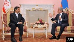 Встреча президентов Армении и Ирана – Сержа Саркисяна (справа) и Махмуда Ахмадинежада (слева) в Ереване, 23 декабря 2011 г.