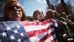 Boston marafonynda bolan bomba partlamasynyň pidasy 29 ýaşly Krystle Campbelliň hatyrasyna geçirlen çäre, Massaçusetts, 22-nji aprel, 2013.