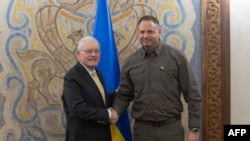 Глава офиса президента Украины Андрей Ермак (справа) и спецпредставитель США Кит Келлог. Киев, 19 февраля 2025 года