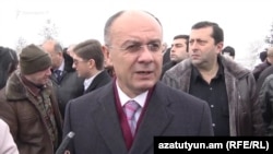 Armenia -- Former Defense Minister Seyran Ohanian speaks to journalists in Yerevan, 28Jan2017