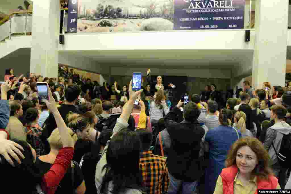 «Ночь в музее» в Государственном музее искусств имени Абылхана Кастеева привлекает сотни посетителей. На этом фото народ смотрит на выступление танцевальной группы TrubalPRO & M-Ocean. Программа для посетителей в этом музее началась в полдень. Сначала был «День в музее», который плавно перешел в «Ночь в музее». Алматы, 18 мая 2019 года. 