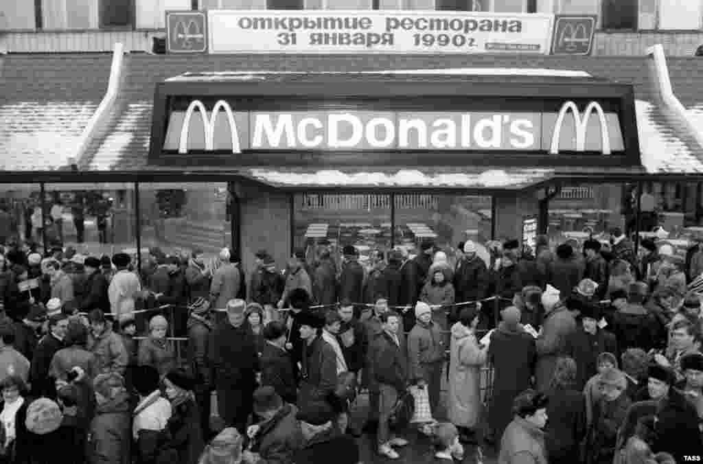 Огромная очередь у "Макдоналдса" на Пушкинской площади в Москве 31 января 1990 года.