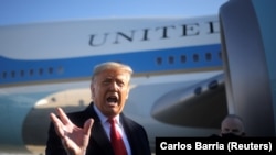 Президент Д. Трамп АКШ менен Мексиканын чек арасына жакын курулган дубалга бараардын алдында ЖМК өкүлдөрүнө сүйлөөдө. 2021-жылдын 12-январы.
