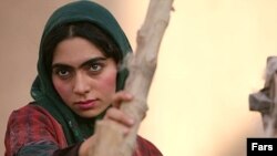 پگاه آهنگرانی در صحنهای از فیلم آتش سبز