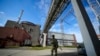 Un militar ucrainean pregătește un obuz pentru ca un obuzier să tragă în pozițiile rusești de pe linia frontului, lângă orașul Soledar, pe 6 mai.