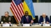 Mark Milley amerikai tábornok, egyesített vezérkari főnök, Lloyd Austin amerikai védelmi miniszter és Olekszij Reznyikov ukrán védelmi miniszter az ukrán védelmi csoport ülésén Brüsszelben 2022. június 15-én