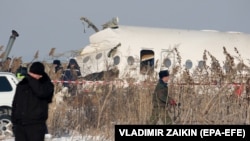Потерпевший крушение самолет Fokker 100 авиакомпании Bek Air, упавший в двух километрах от аэропорта Алматы. 27 декабря 2019 года.