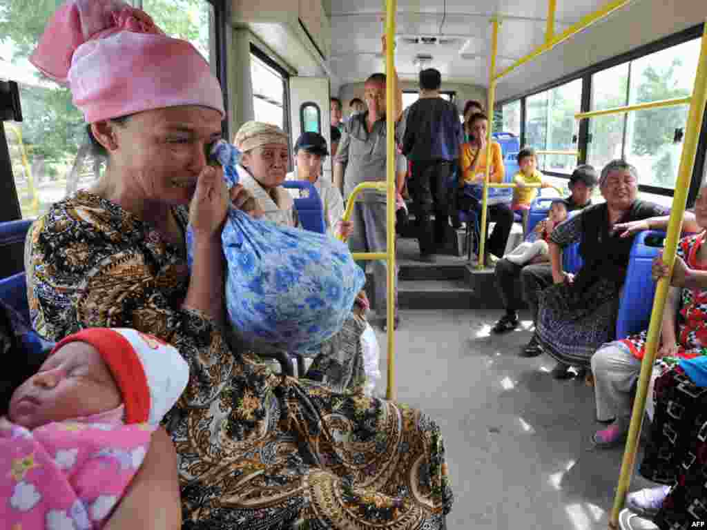 Десятки тисяч етнічних узбеків - в основному жінки, діти та люди похилого віку - були змушені покинути домівки внаслідок міжетнічних сутичок на півдні Киргизстану і шукати притулку в сусідньому Узбекистані. Спеціальний посланець ООН в Бішкеку Мирослав Енча заявляє, що їх кількість незабаром може сягнути 100 тисяч. Регіональні ЗМІ повідомляють, що Узбекистан закрив кордон із Киргизстаном, пославшись на нездатність впоратися з великою кількістю біженців.