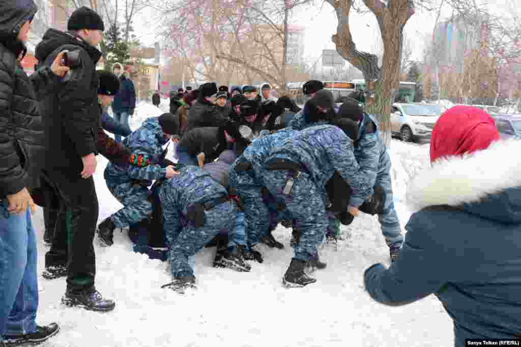 Нұр-Сұлтанда арнайы жасақ наразылыққа келген адамды ұстап жатыр. Қалада сенбі күні полиция қарасы көбейіп, күзет күшейді. Митинг белгіленген маңда интернет жұмысы баяулады. 