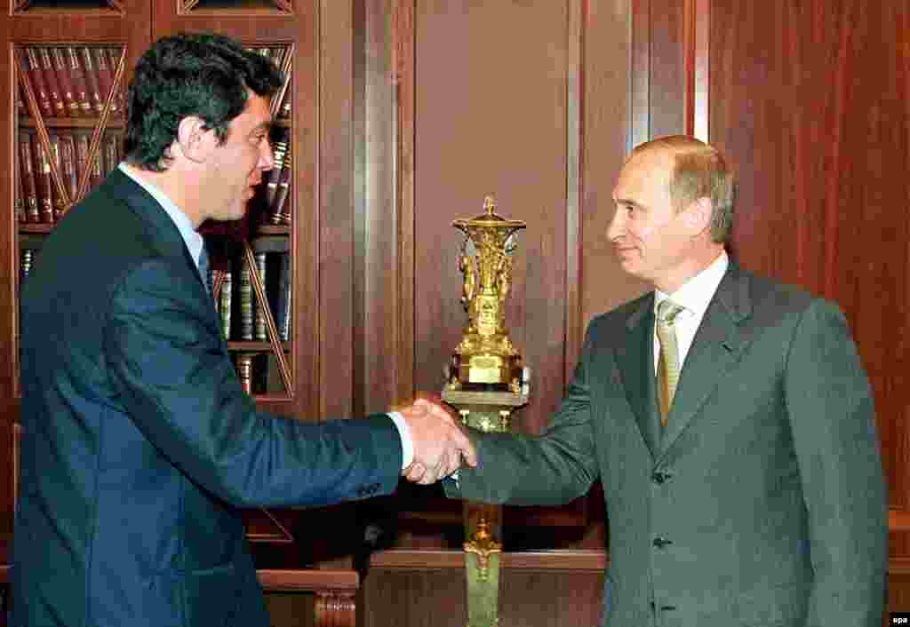 Президент Владимир Путин и лидер фракции "Союз правых сил" в Государственной думе Борис Немцов. Июль 2000 года. Немцов, в конце 90-х называвшийся в числе возможных преемников Ельцина, позднее стал одним из самых резких критиков режима Путина, лидером так называемой "несистемной" оппозиции и был убит 27 февраля 2015 года в Москве на Большом Каменном мосту, в нескольких сотнях метров от Кремля 