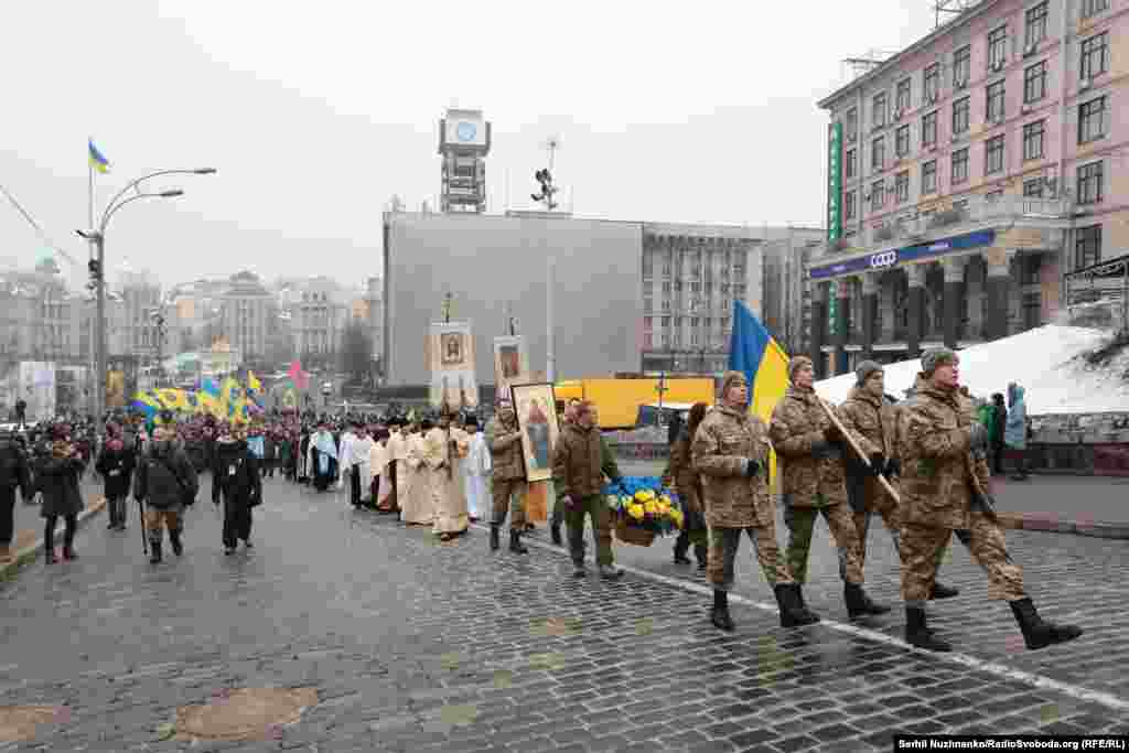 В марше участвует почетный караул, духовенство и активисты 