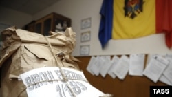 Молдова - мішки з бюлетенями на одній з виборчіх дільниць Кишинева, 15 квітня 2009 р.