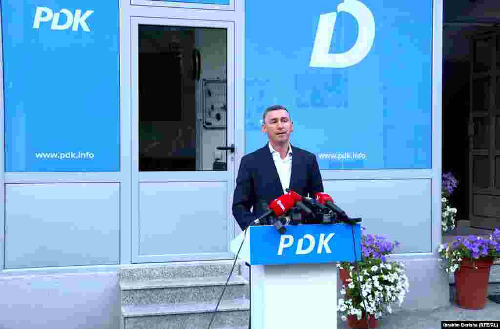 5 nëntor 2020 - Kryetari i Partisë Demokratike të Kosovës, Kadri Veseli dërgohet në qendrën e paraburgimit në Hagë. 