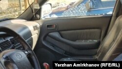 Азаттық операторы Ержан Әмірханның көлігінің шағылған терезесі. Нұр-Сұлтан, 1 мамыр 2019 жыл.
