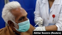 په پاکستان کې د ۶۰ او تر هغې د زیات عمر کسانو د واکسینولو لړۍ لا له مخې پیل شوې ده.
