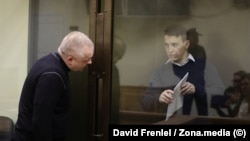 Szentpétervár, Oroszország – Igor Siskin a vádlottak ketrecében a Hálózat-ügy tárgyalásán