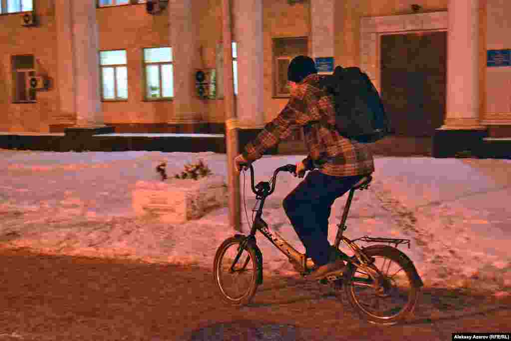 Максим, которого репортер Азаттыка встретил на одной из улиц Алматы вечером 7 февраля, работает в сфере полиграфии. На велосипеде ездит каждый день в любое время года. Он работает на доставке. Сейчас появились велосипедные дорожки и это, по его словам, очень удобно. Практически по всему городу по ним можно ездить. Однако в час пик водители заезжают на велодорожку, прижимая велосипедистов к бордюру. Об акции «Зимой на работу на велосипеде» он не слышал. Сказал, что у него такая акция каждый будний день.